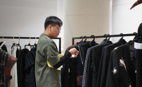 Одежда, которая может больше: как дать вторую жизнь старым футболкам — идеи и советы Одежда, которая может больше: как дать вторую жизнь старым футболкам — идеи и советы